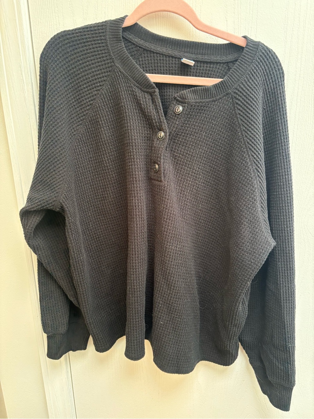 🛑  2/$15
Old Navy Charcoal Waffle Knit Henley - XXL